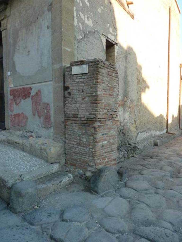 V.1, water tower for regulating the pressure and distribution of water, on the corner of Decumanus Inferiore, Herculaneum. Looking east from junction with Cardo IV, September 2015.